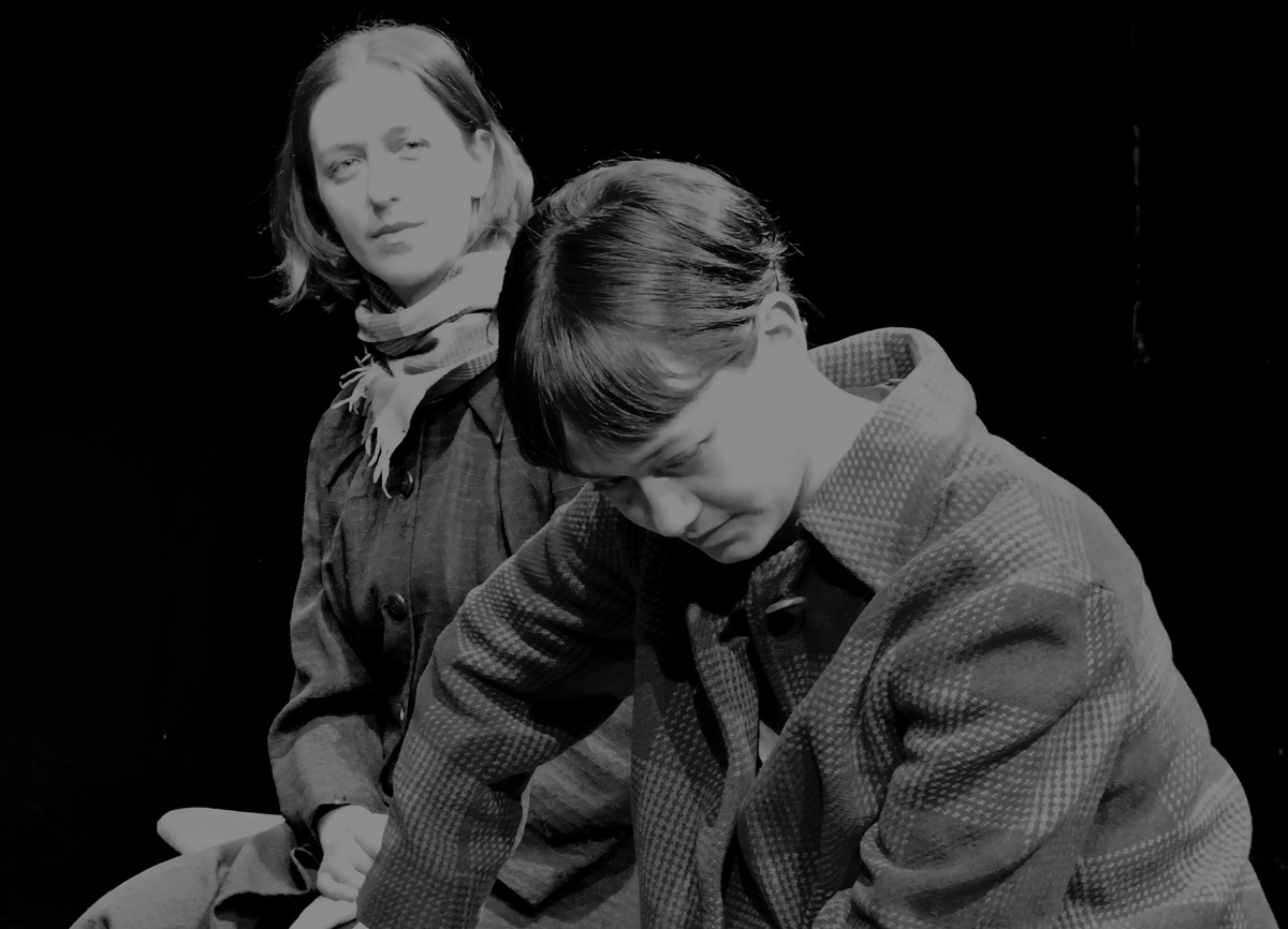 Alenka Hain
PRIHODI – ODHODI / DIE EINE KOMMT, DIE ANDERE GEHT